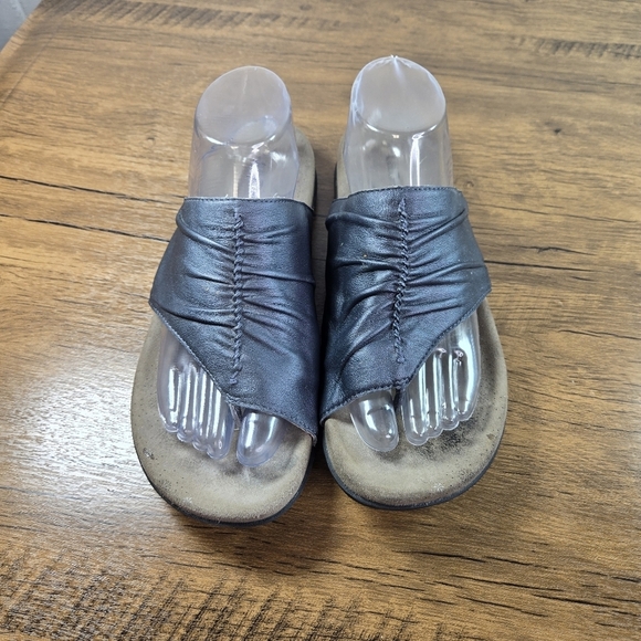 Taos Gift 2 Blue Shirred Leather Thong Sandals - Picture 8 of 9